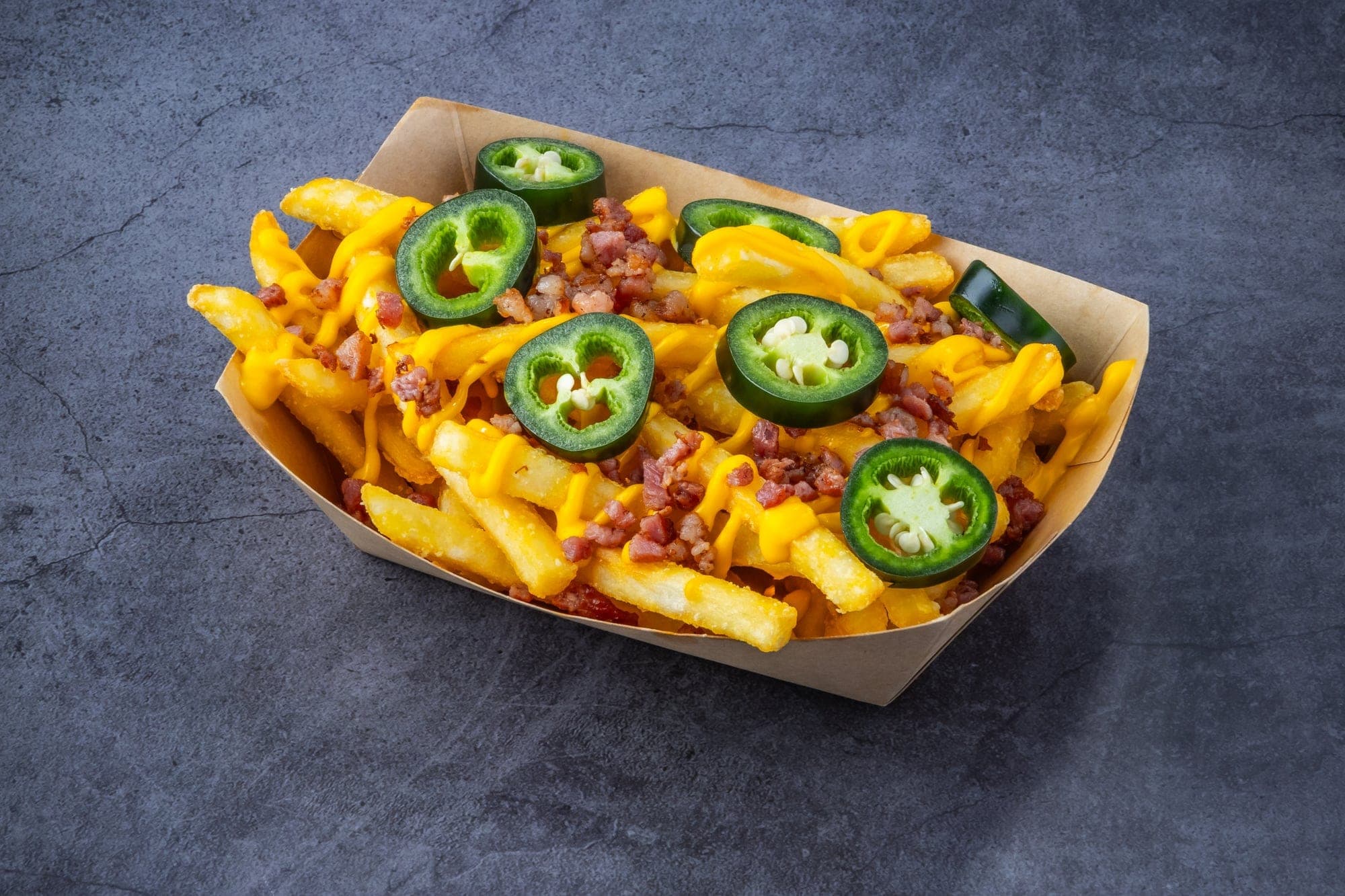 All-in fries papírtálcán: hasábburgonya cheddar szósszal, bacon kockákkal és jalapeñóval
